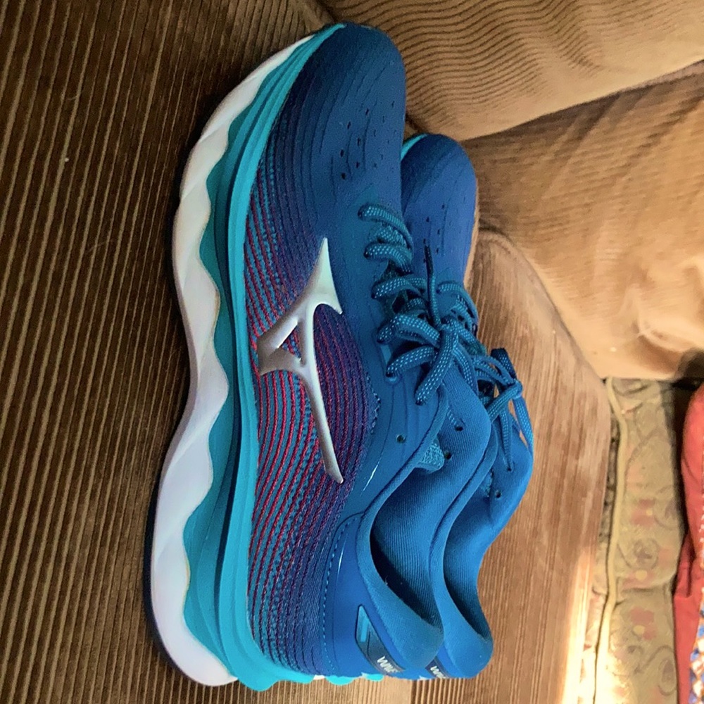 Used once Mizuno Wave Sky 05 running shoes.